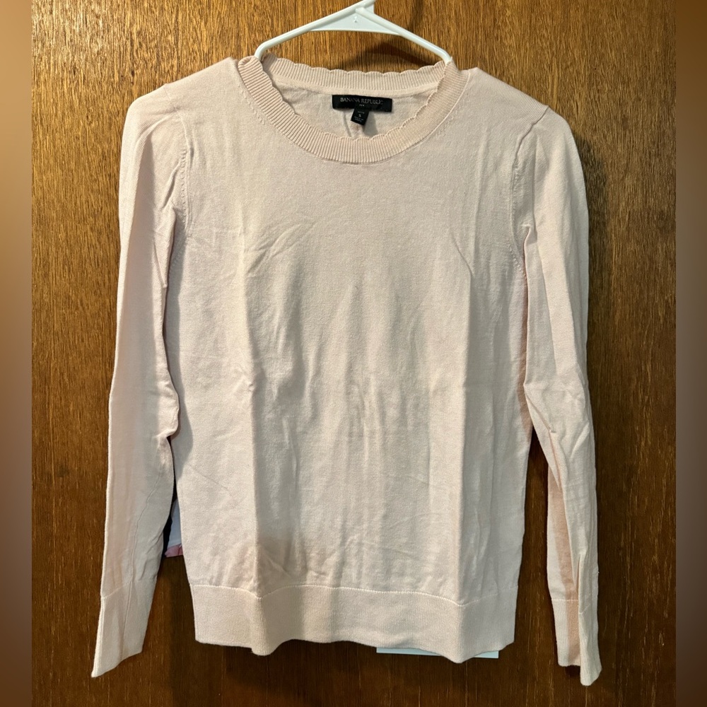 Thin, spring-like blush colored crew sweater from BR Factory Outlet. Size XS